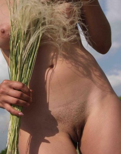 Частные эротические фото похотливой девушки Елены с красивым голым телом