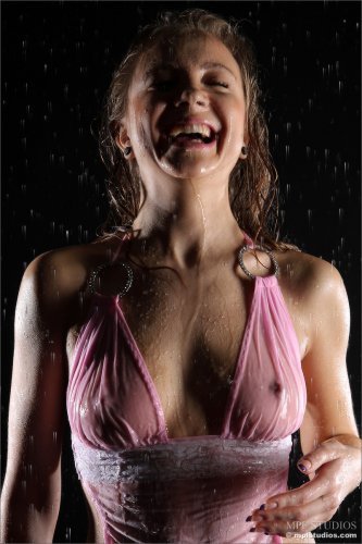 Соблазнительная гибкая девушка Ophelia позирует голая под каплями воды
