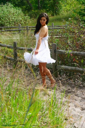 Скромная девушка Sam Buxton снимает белое платье на сельской дороге