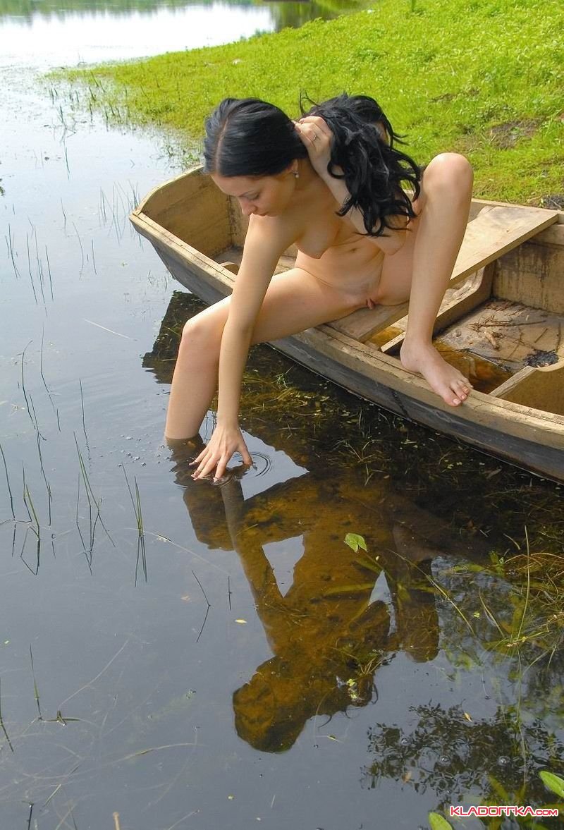 Эротические фото девушки на берегу реки