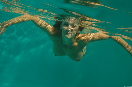 Муж делает частные эротические фото голой развратницы под водой