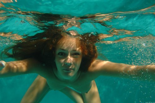 Муж делает частные эротические фото голой развратницы под водой