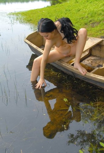 Русская красавица на частных эротических фото позирует на берегу реки