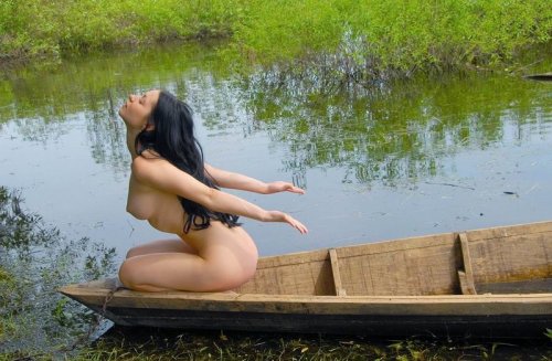 Русская красавица на частных эротических фото позирует на берегу реки