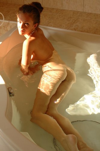 Частные эротические фото грудастой Милы с красивым загорелым телом в ванной