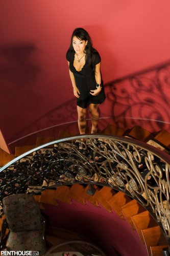 Asa Akira на лестнице
