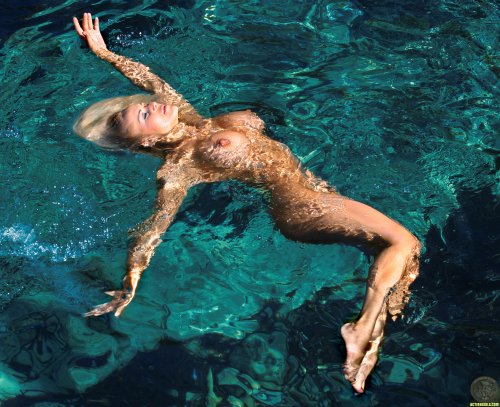 Дама Sasha с большими силиконовыми сисяндрами купается голая в озере
