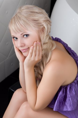 Русская белокурая красавица Feeona хвастается интимной причёской в ванной