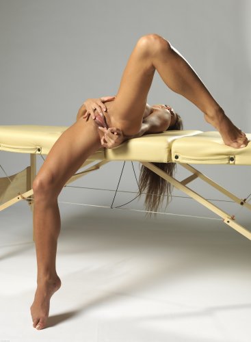 Худая обнажённая тёлка Dominika мастурбирует на массажном столике