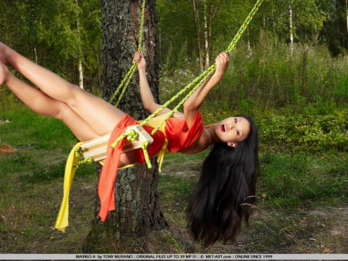 Привлекательная азиатка Mariko катается на на качелях в лесу обнажённая