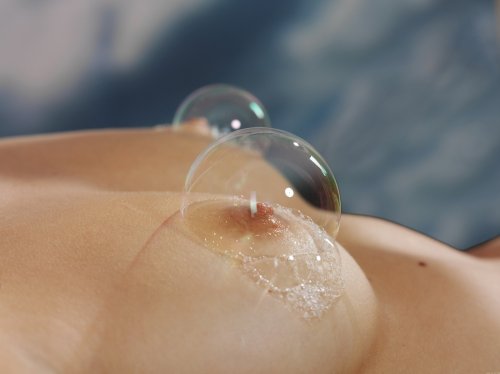 Красавица Mila пускает мыльные пузыри и показывает вагину крупным планом