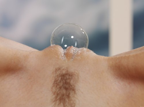 Красавица Mila пускает мыльные пузыри и показывает вагину крупным планом
