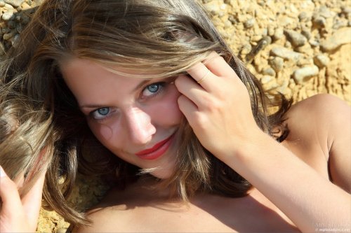 Скромная красотка Тамара снимает купальник на диком пляже и делает эро фото