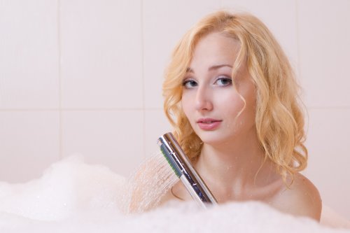 Кудрявая сексуальная девушка Domini с влажной бритой писей принимает ванну