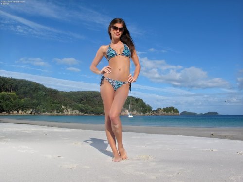 Популярная эротическая фотомодель Caprice без купальника позирует на пляже