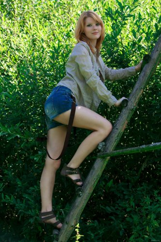 Рыжеволосая дама Mia Sollis разделась до гола в лесу и делает интимные фото