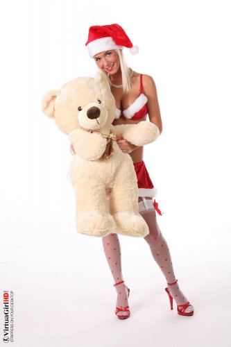 Natali Blond в сексуальном новогоднем наряде на фоне большого подарка для VirtuaGirl
