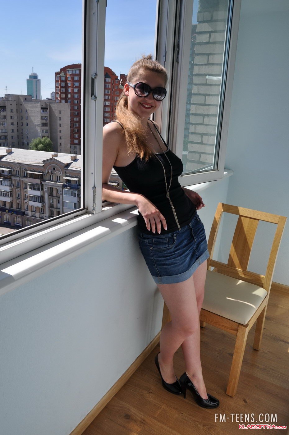 Фото Голых Девушек На Балконе