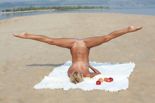 Грациозная молодая Afina с идеальной вагиной фоткается голая на песчаном берегу