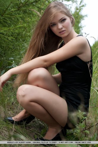 Раскрепощённая русская студентка Bridgit раздевается до гола на природе в дождливую погоду