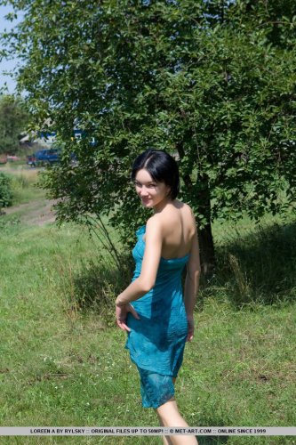 Русская соблазнительная молодуха Loreen гуляет обнажённая по лесу