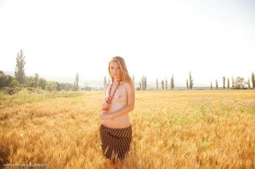 Симпатичная блондинка Frida делает эротические снимки в поле