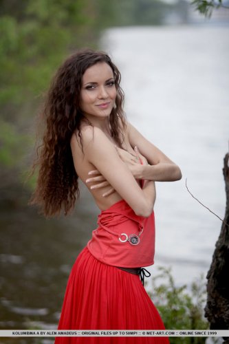 Милая девушка Kolumbina снимает красное платье у реки и показывает голое тело