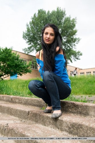 Молодая русская деваха Katya AC с подстриженной писей снимает одежду на природе