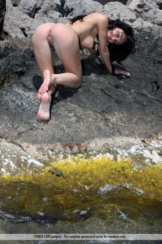 Красивая русская туристка Engelie фотографируется голая на скалистом берегу
