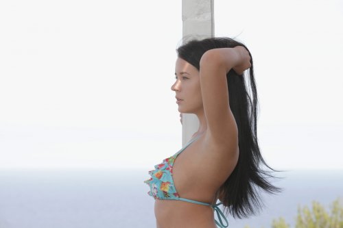 Сексуальная девушка Addison снимает купальник на фоне моря