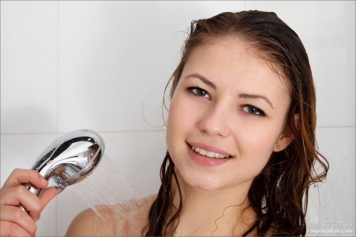Молодая студентка Jenna с красивым сексуальным телом принимает душ