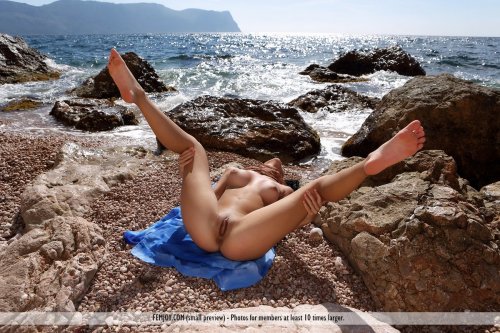 Сексуальная брюнетка Nadina загорает без купальника на скалистом берегу