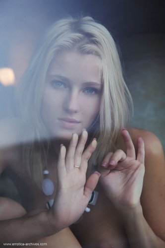 Симпатичная голая блондинка Mila Zerra показывает эротику у окна