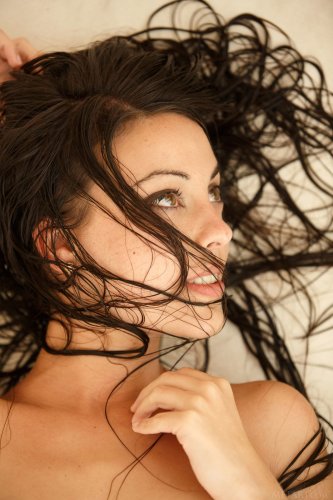 Улыбчивая распутница Lorena Garcia демонстрирует влажное голое тело в душе