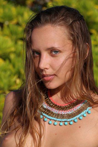 Знаменитая топ-модель Katya Clover голая на белоснежном пляже