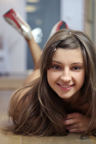 Миниатюрная улыбчивая модель Melena Tara на фото раздетая в коридоре