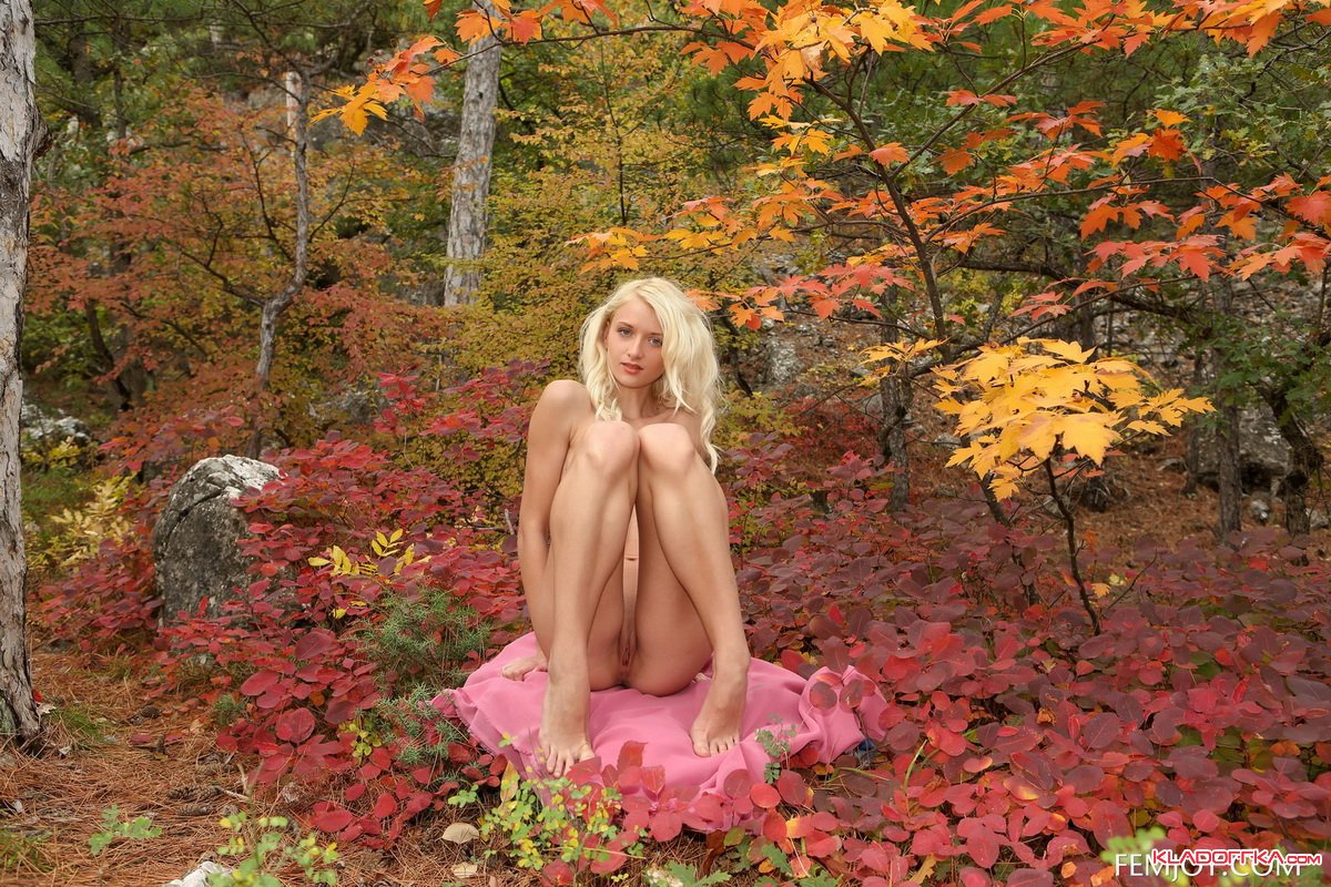 Голая блондинка в лесу