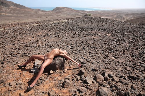 Великолепная топ модель Melena Tara делает эротические фото на камне