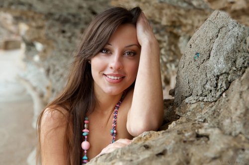 Эротические фото длинноногой модели Lorena Garcia на фоне скал