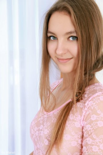Стеснительная русская девушка Izabel A на частных эротических фото