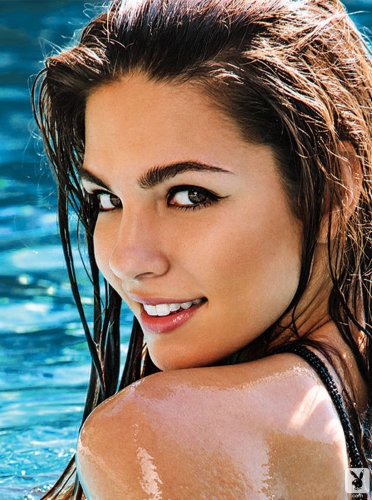 Jessica Ashley с восхитительной задницей плавает в бассейне