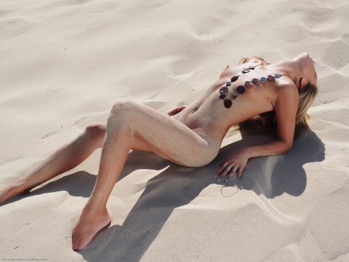 Идеальная Veronika Fasterova с возбужденно-торчащими сосками греется на песочке
