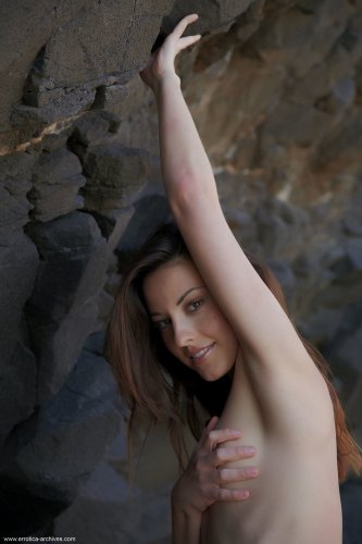 Обнажённая Lorena Garcia делает эротические снимки на фоне скал
